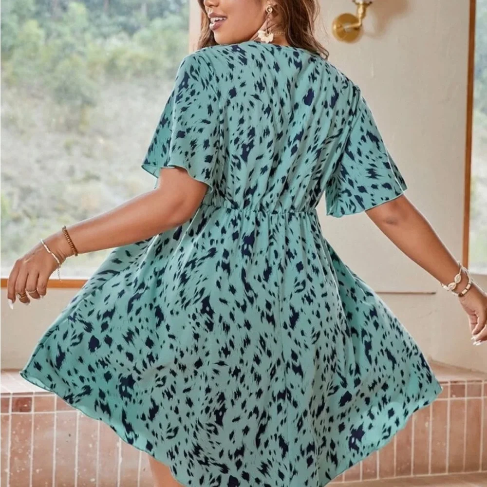 Plus Size Teal Printed V-Neck Swing Dress - Picture 3 of 10